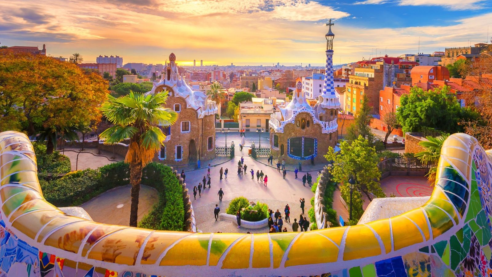 Foto der Aussicht während Sonnenuntergang im "Parque Güell" in Barcelona (Kalatonien), Spanien mit intensiven Farben.